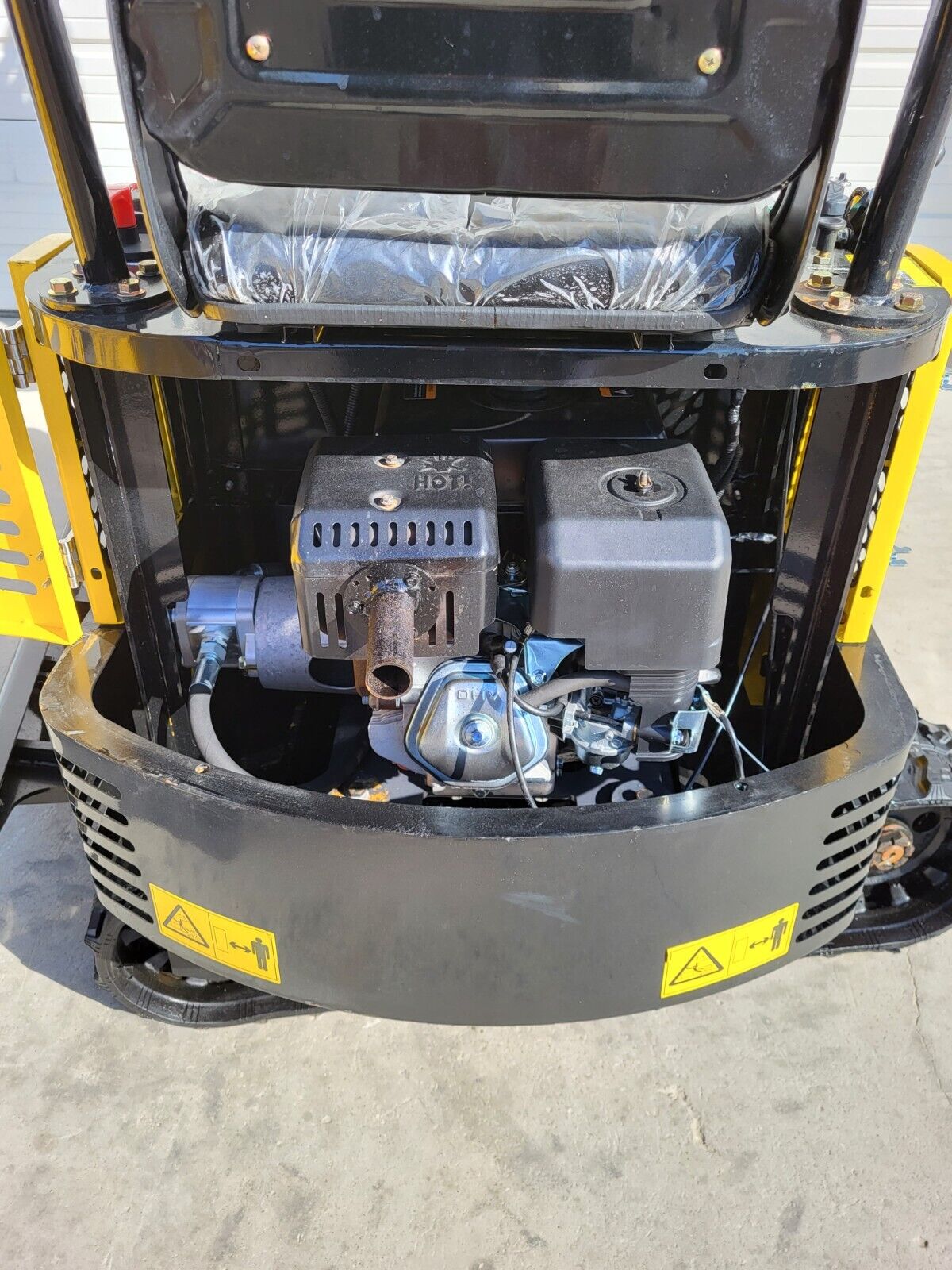 AGT QH12R gasoline engine under the seat: OHV single-cylinder with muffler, air cleaner and carburetor