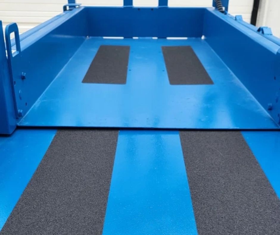 Genie GS-3232 platform deck with anti-slip grip strips and slide-out extension deck between blue guardrails