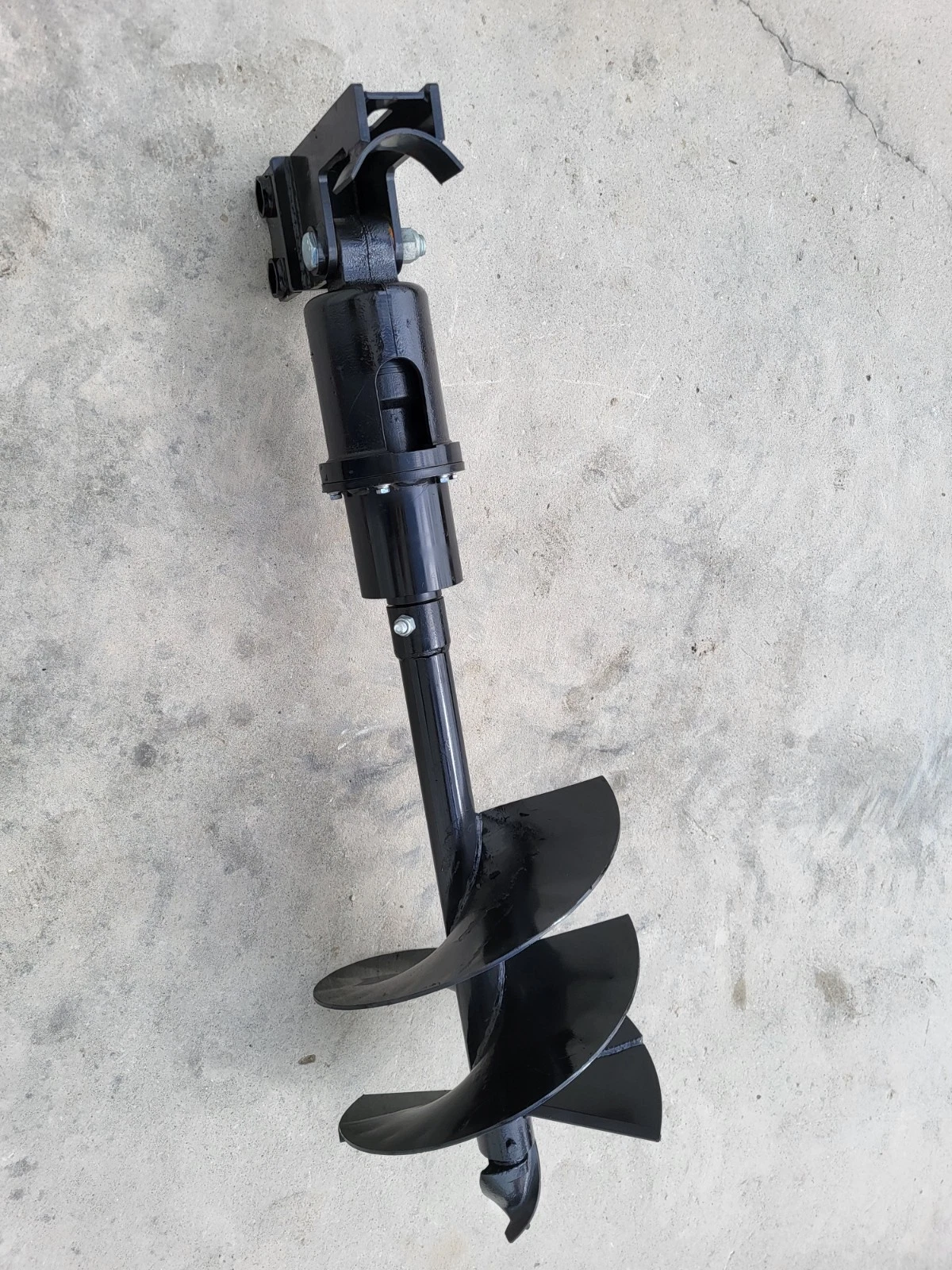 Hydraulic auger end to end: quick-attach bracket, drive housing, shaft and flighted bit