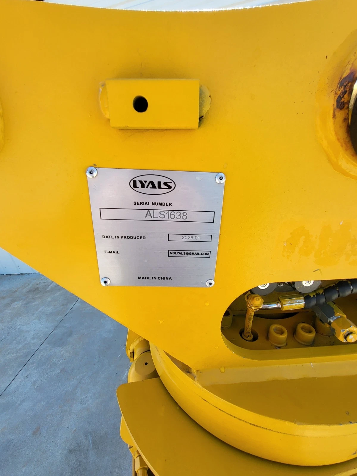 LYALS serial plate reading ALS1638, produced 2026.01, on the yellow grapple head