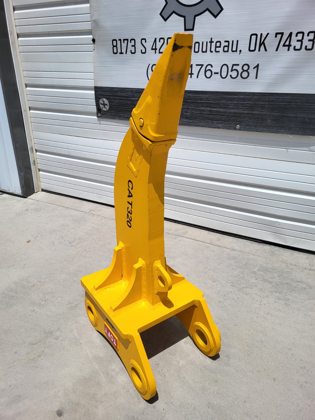 TOFT08ER excavator ripper for CAT 320, yellow with pointed ripper attachment