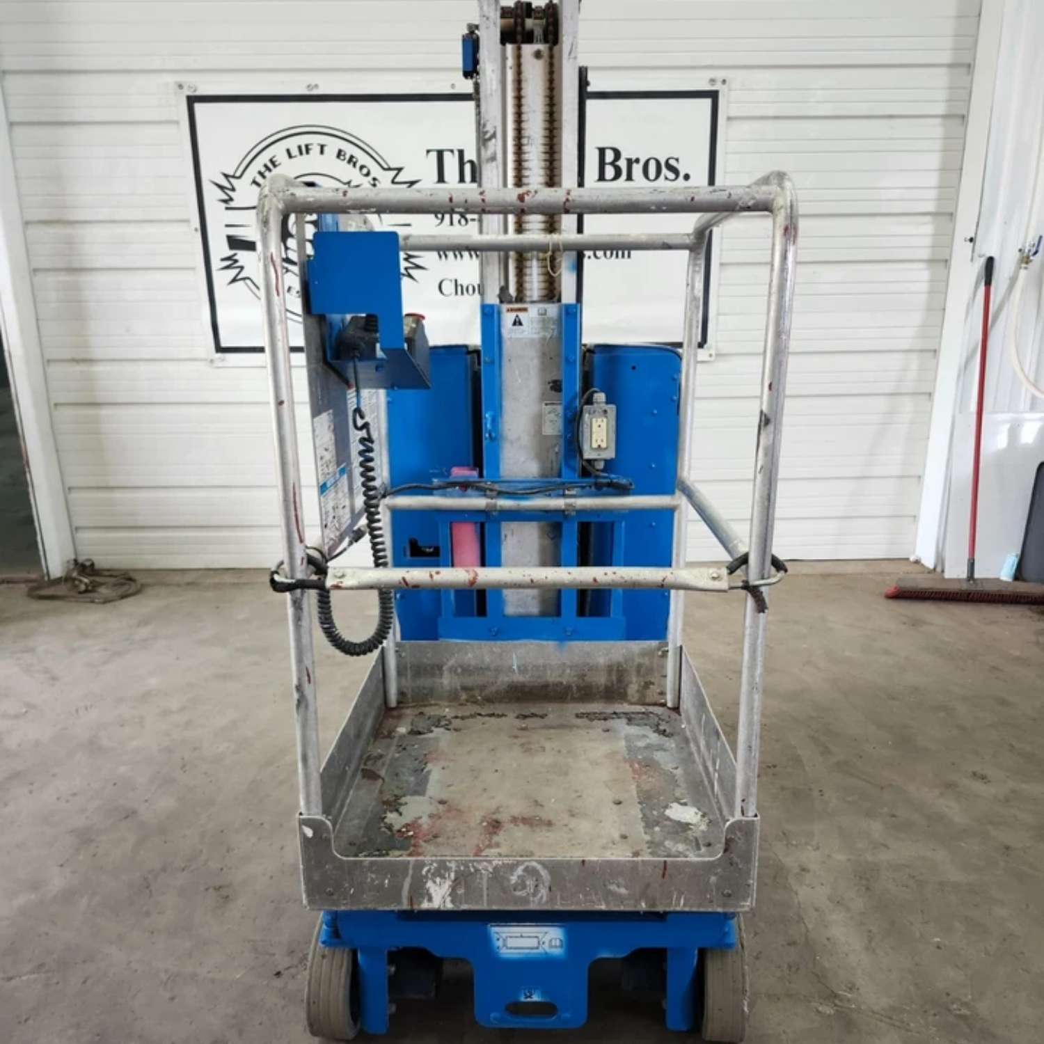 2013 Genie GR20 20 ft Electric Vertical Mast Lift #6129 — Vertical Mast Lifts