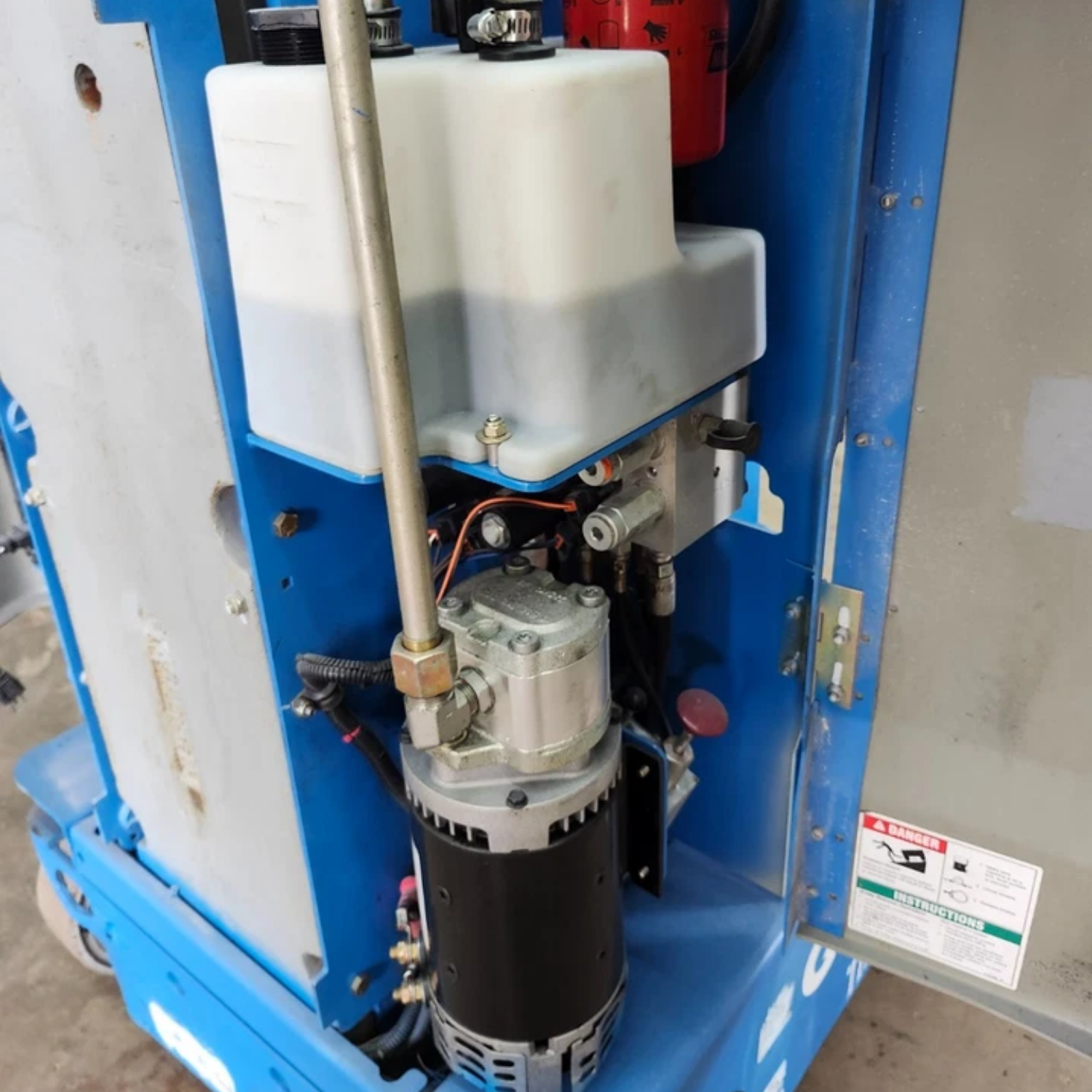 2013 Genie GR20 20 ft Electric Vertical Mast Lift #6129 — Vertical Mast Lifts