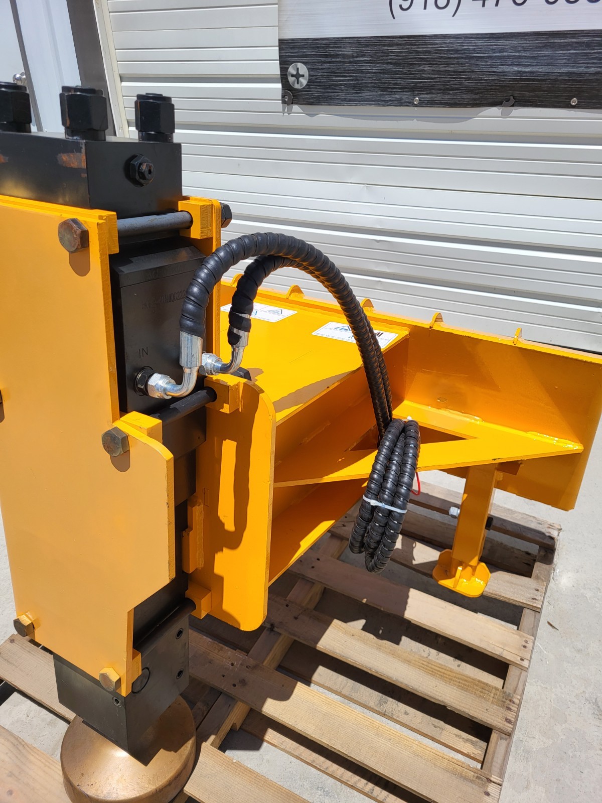 Hydraulic post driver top: valve block, IN port with 90-degree fittings, coiled hose and quick-attach frame