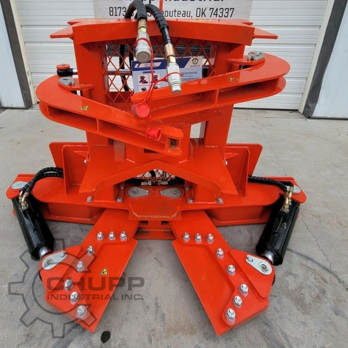 Orange TopCat tree shear: V-shaped cutting blades, clamp arms and hydraulic quick-couplers on top