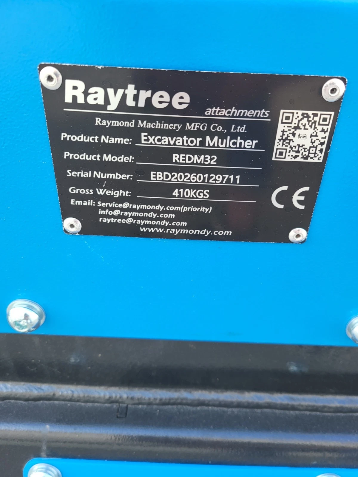 Data plate: Raytree Excavator Mulcher, model REDM32, gross weight 410 kg, on the blue housing