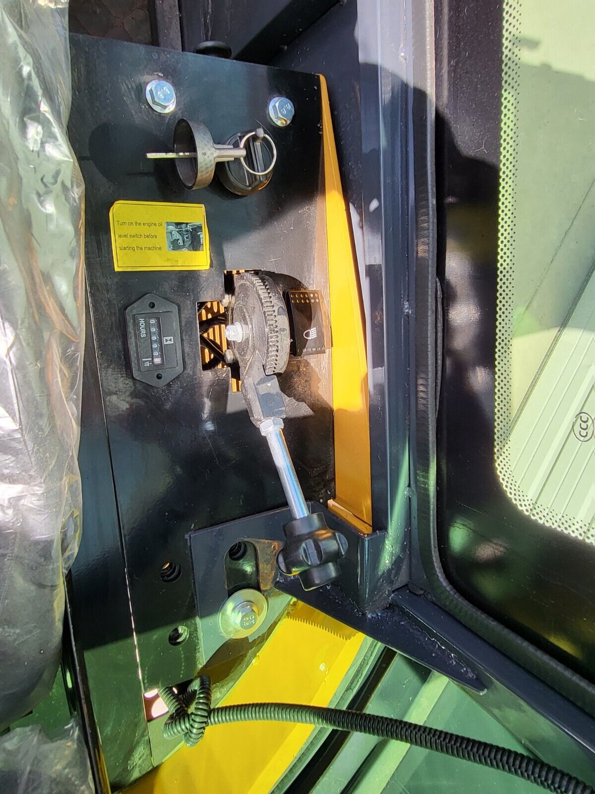 AGT H13R control panel: key in the ignition, hour meter at zero, throttle lever and work-light switch