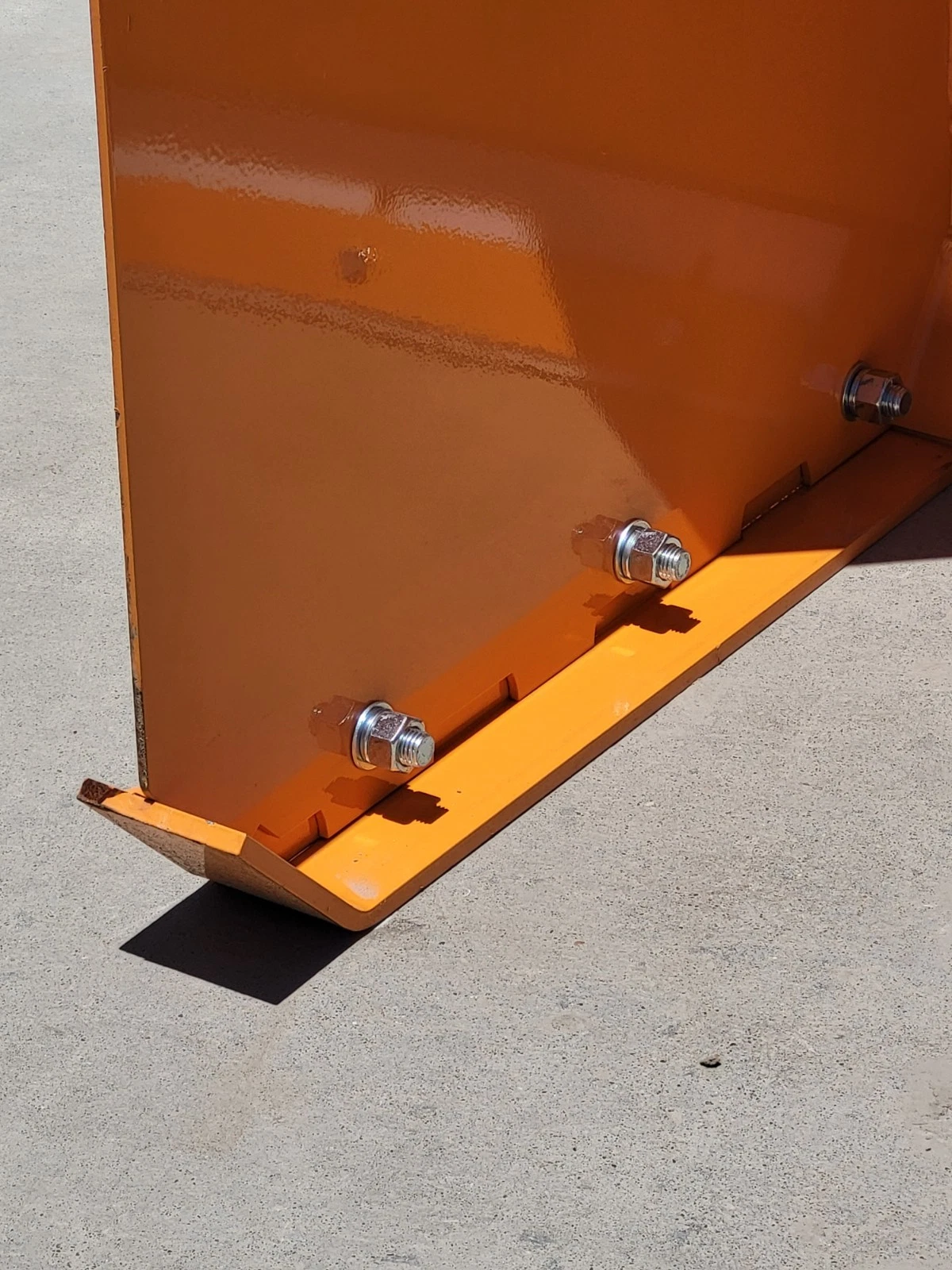 Snow plow blade's end plate and bolt-on cutting edge, two hex bolts through the mounting bar