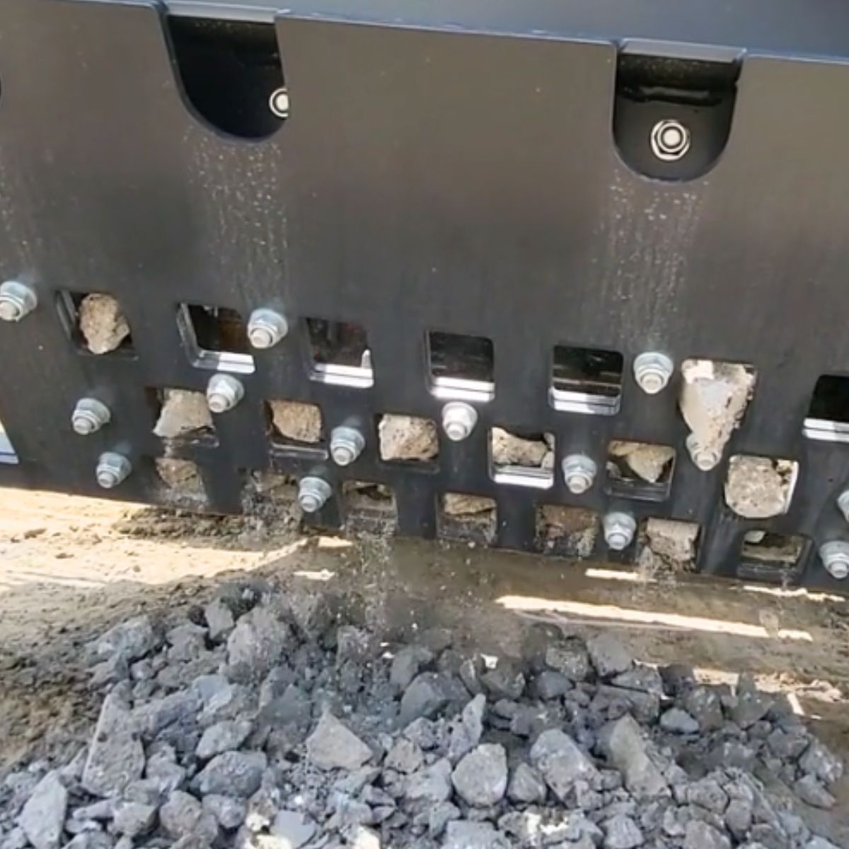 WIG asphalt block crusher discharge screen, crushed concrete passing through the bolted sizing slots