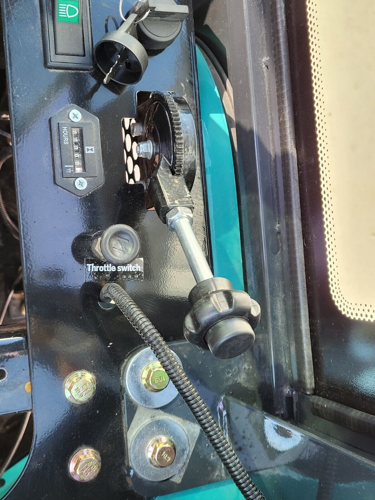 FF13 side console: mechanical hour meter, headlight switch, key ignition and the pull-knob throttle control