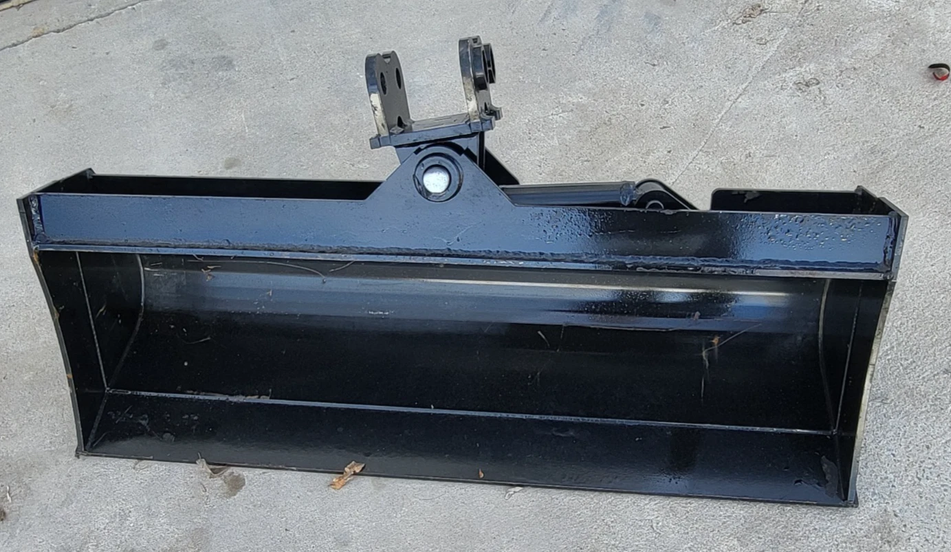 40-inch tilt bucket, open smooth interior, hydraulic tilt cylinder and pin-on mounting bracket on top