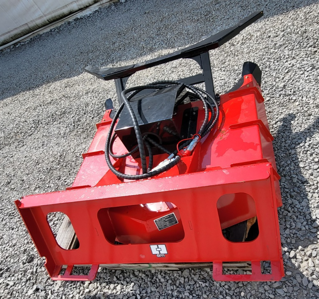 Red disc mulcher from the rear: black quick-attach mount plate, hydraulic motor and hoses, GIYI badge