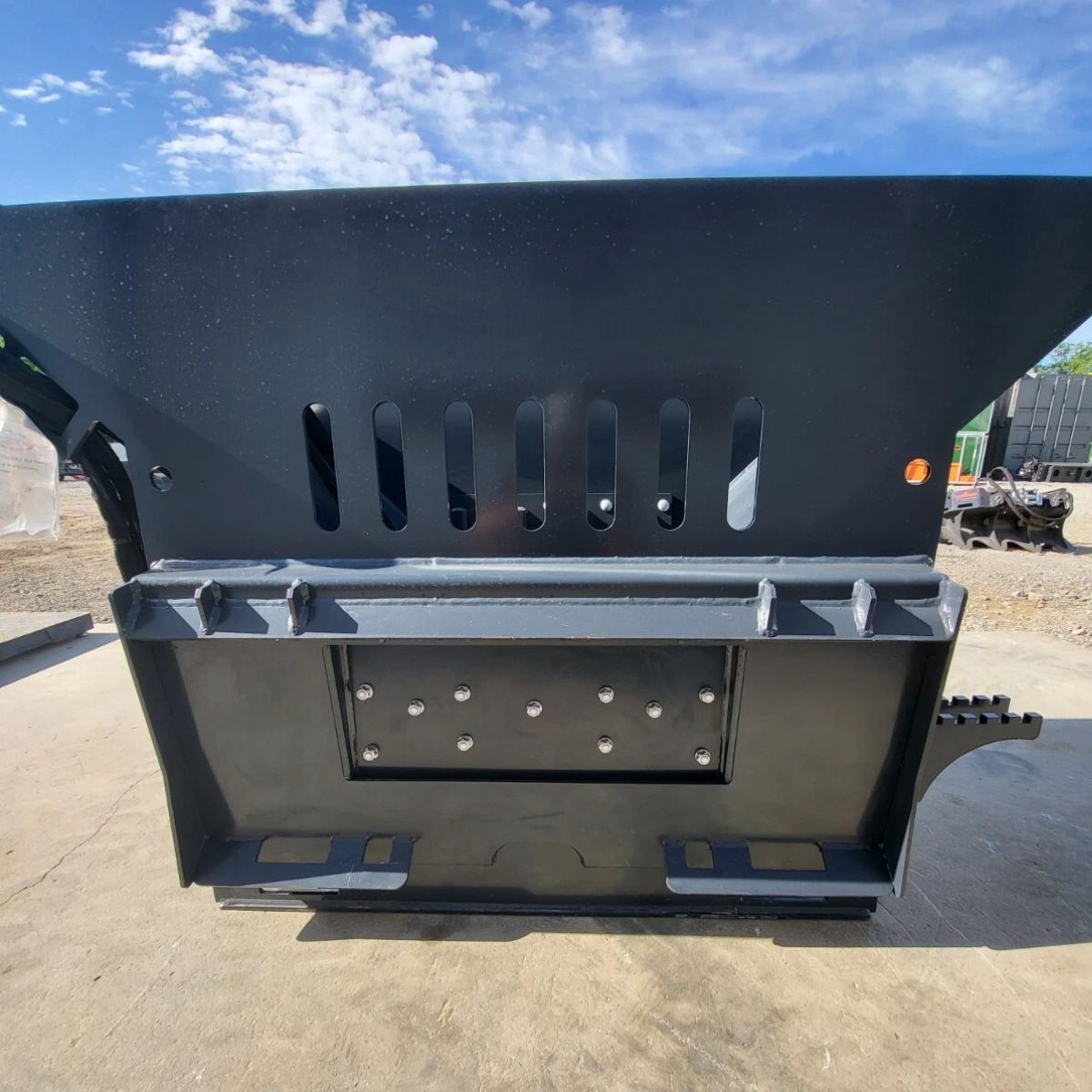 WIG asphalt block crusher, mount side: universal skid steer quick-attach plate and vented hopper back