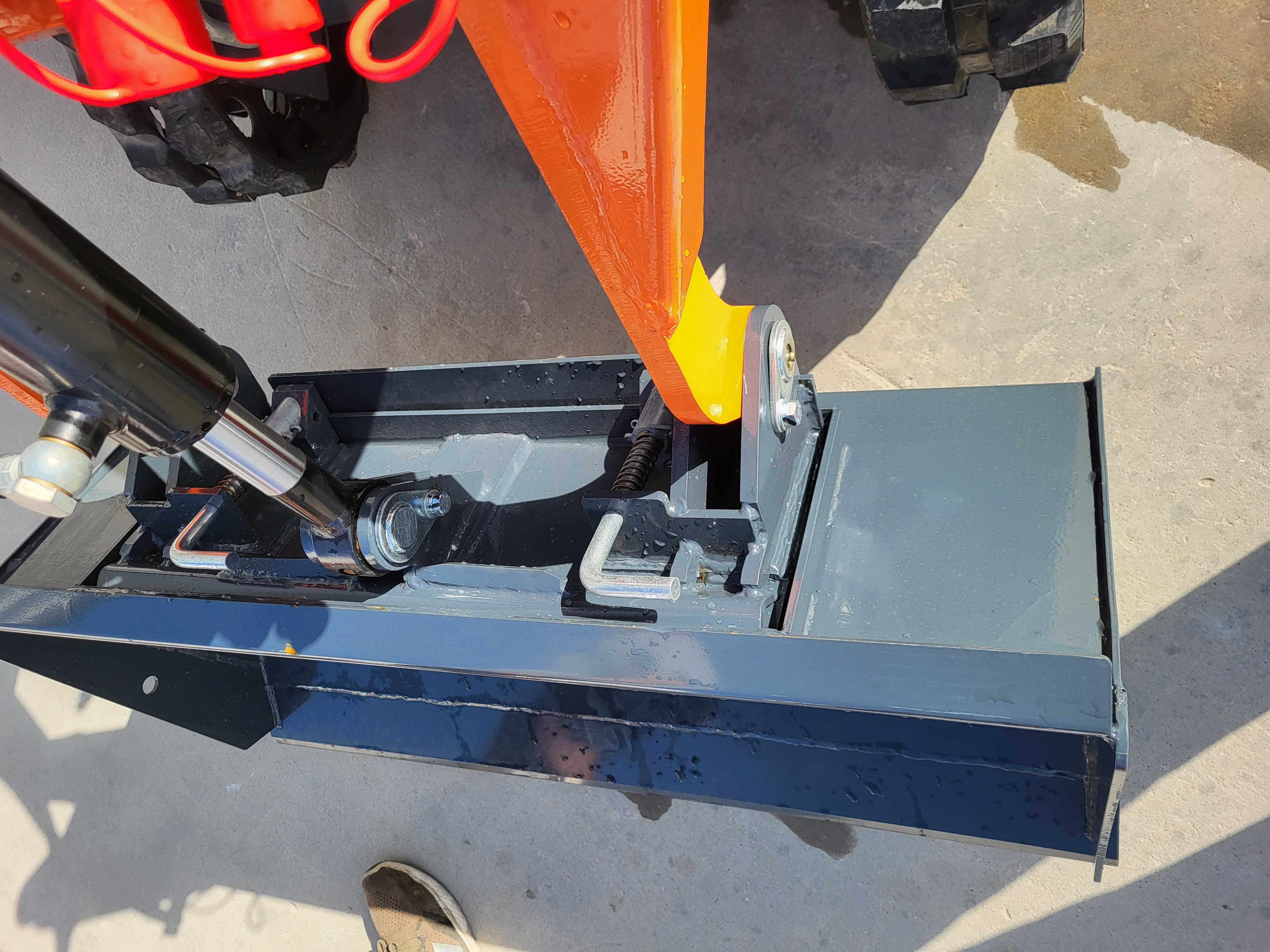 AGT YSRT14 quick-attach mounting plate with locking pins and hydraulic tilt cylinder holding the gray bucket