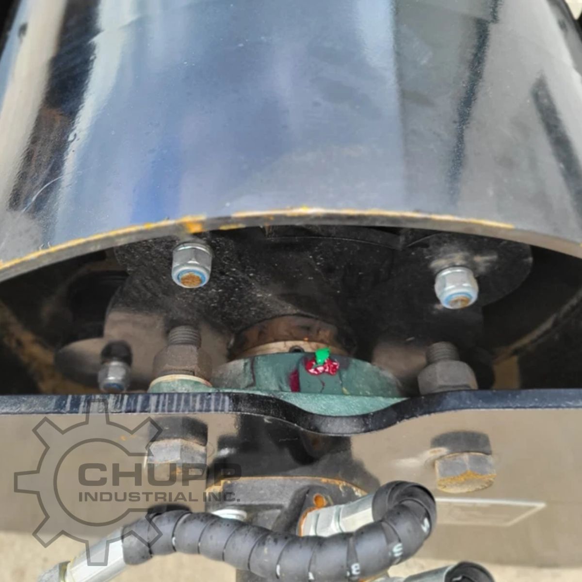 GIYI vibratory roller drum end: bolted hub flange, pillow block bearing and wrapped hydraulic hoses to the drive motor