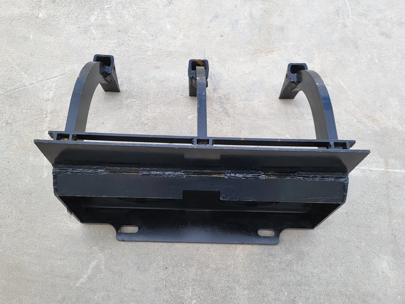 Three-tooth ripper from above: mount plate, cross bar and three curved shanks with square boot tips