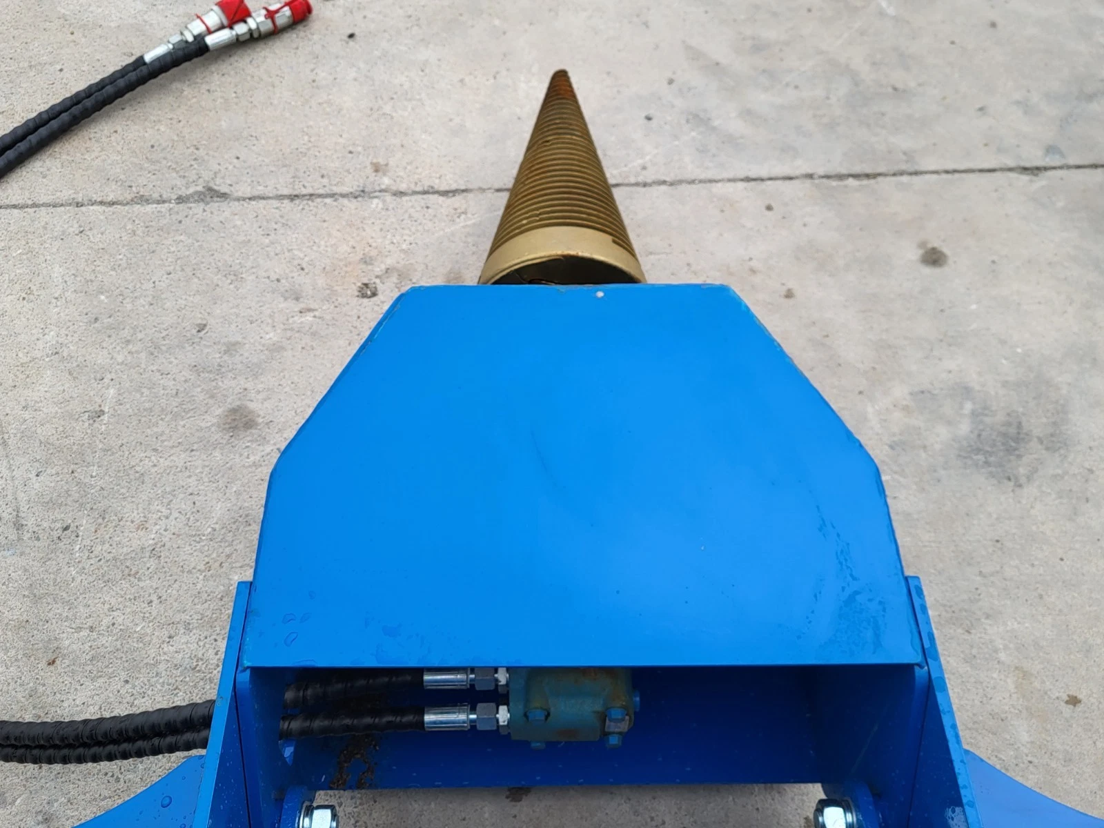 GIYI log splitter: gold cone with hydraulic motor and quick-connect fittings in the blue housing