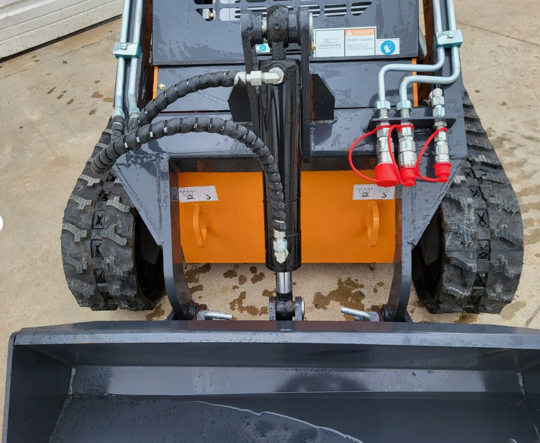 Landhero LDH-T460 loader arm hydraulics: tilt cylinder, three quick-couplers with red caps, rubber tracks and bucket