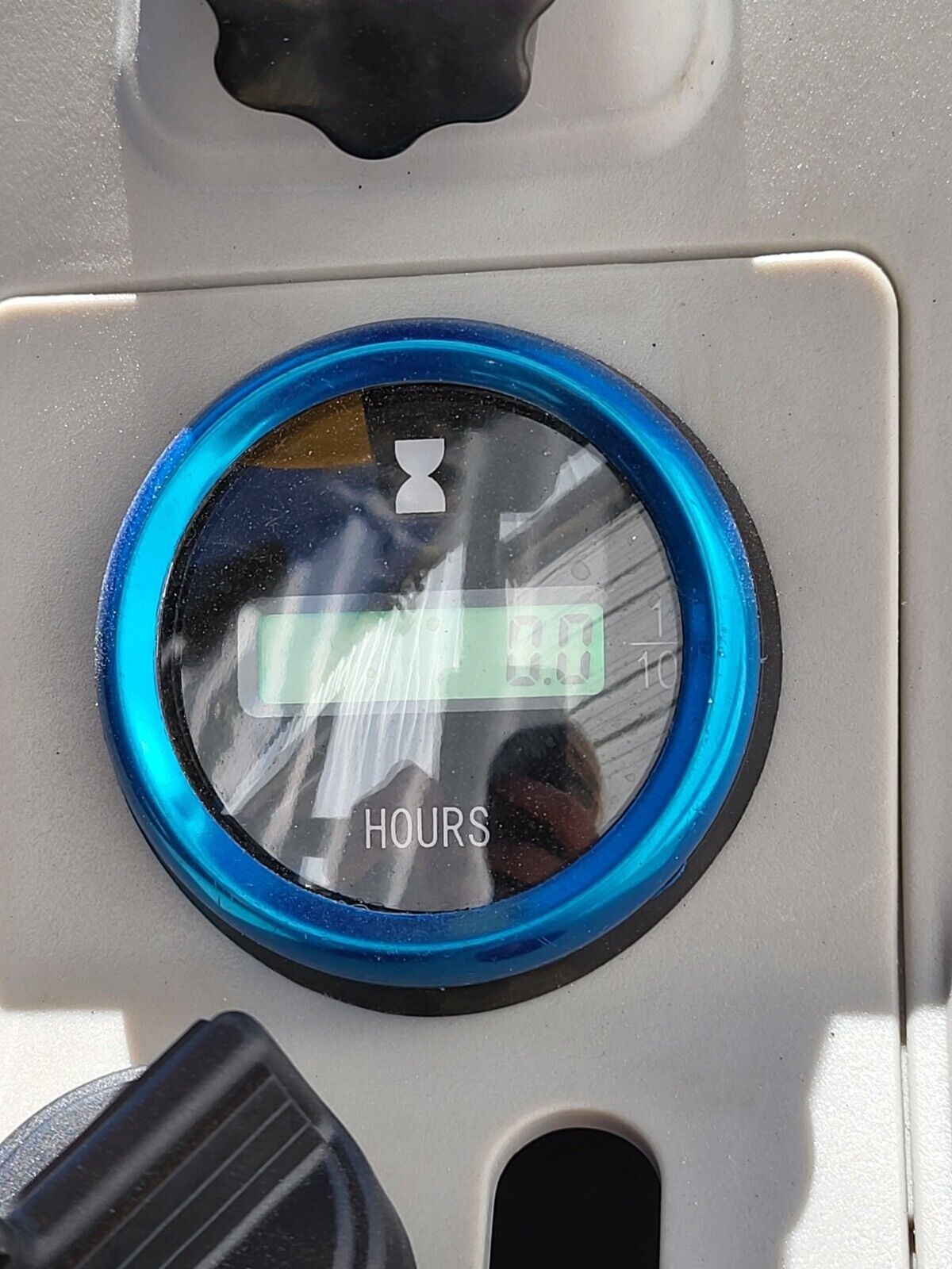 FF15 hour meter: blue-bezel gauge on the console reading 0.0 hours, with the throttle knob below