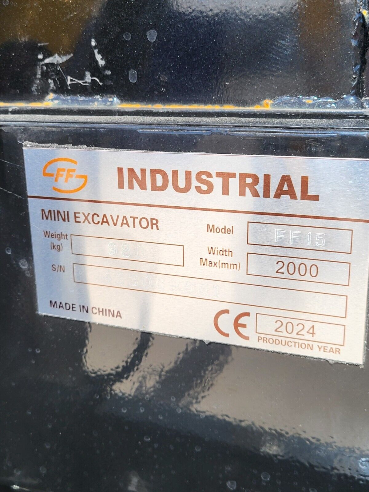 FF Industrial FF15 data plate: mini excavator, 980 kg weight, 2000 mm max width, 2024 production year