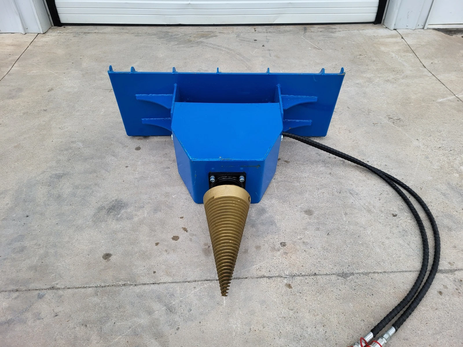 Blue GIYI log splitter, overhead angle showing the quick-attach mounting and gold screw cone