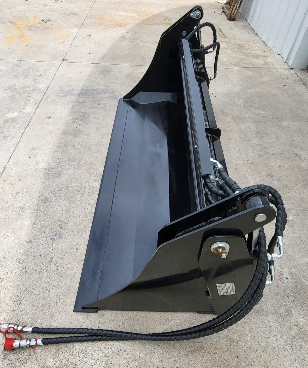 GIYI 72-inch 4-in-1 bucket at an angle, clam open, hose run and red-capped couplers laid out