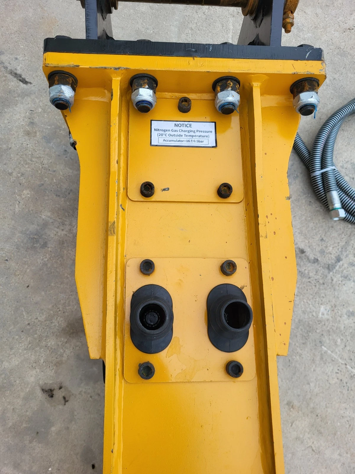SB40 breaker's two hydraulic ports and NOTICE plate: nitrogen accumulator charging pressure 16 bar