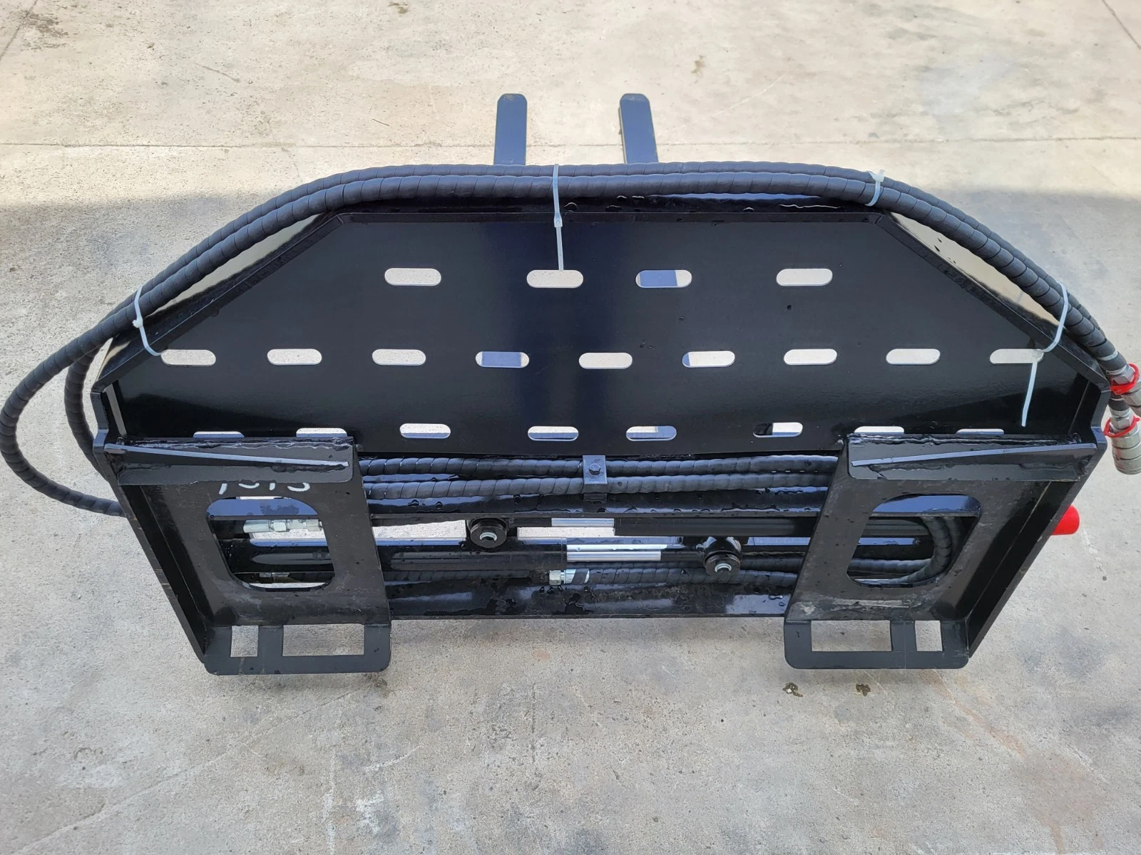 Pallet fork frame from the rear: slotted backrest, quick-attach plate, hoses and side-shift cylinders