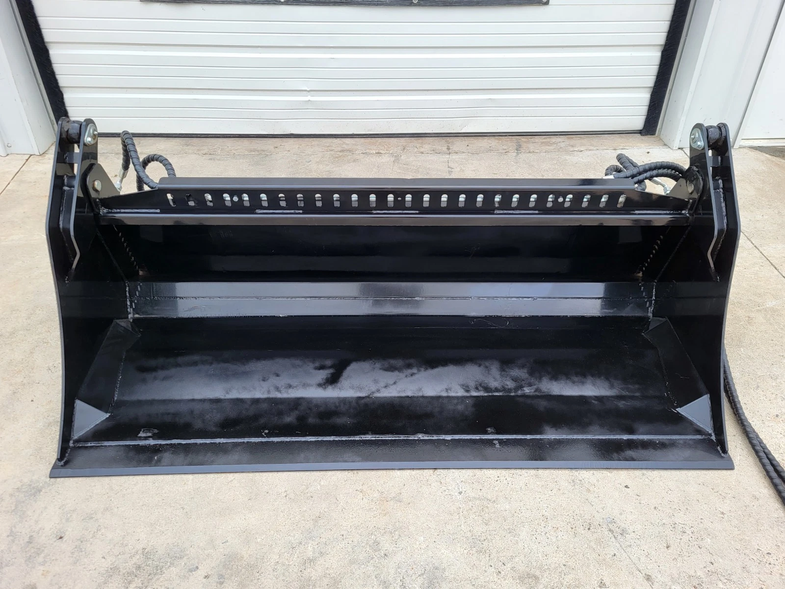 GIYI 72-inch 4-in-1 bucket, clam jaw open, slotted top rail and full-width cutting edge