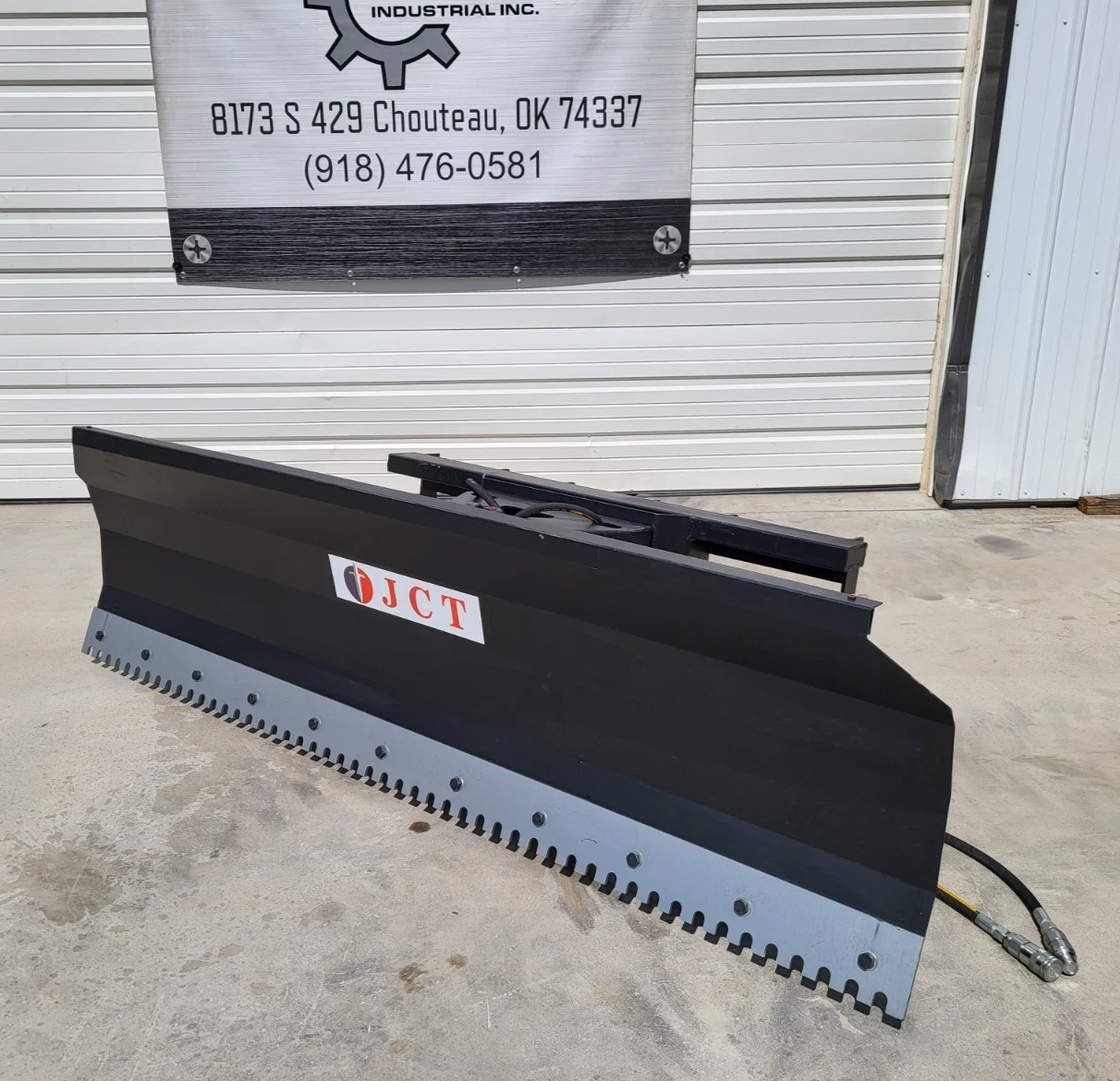JCT push blade in black steel, serrated bolt-on cutting edge and hydraulic mount frame
