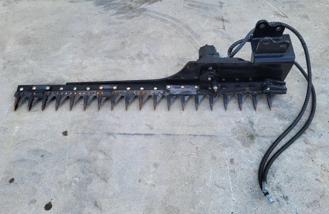 Sickle mower bar full length: pointed cutter guards, hydraulic drive motor, pin-on mount head and hoses