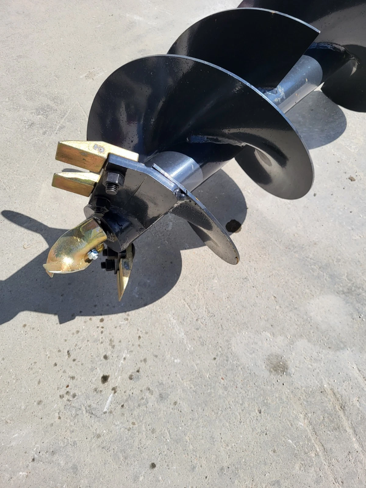 Auger bit head: black steel flighting with gold-plated bolt-on cutting teeth and pilot point