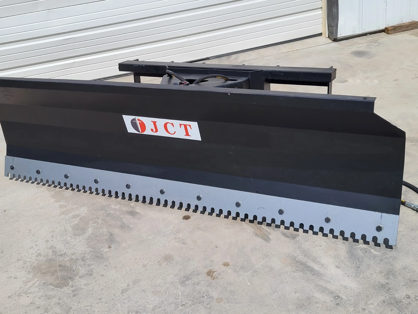 Push blade's quick-attach frame from above: hydraulic cylinders, coil springs and angle adjustment