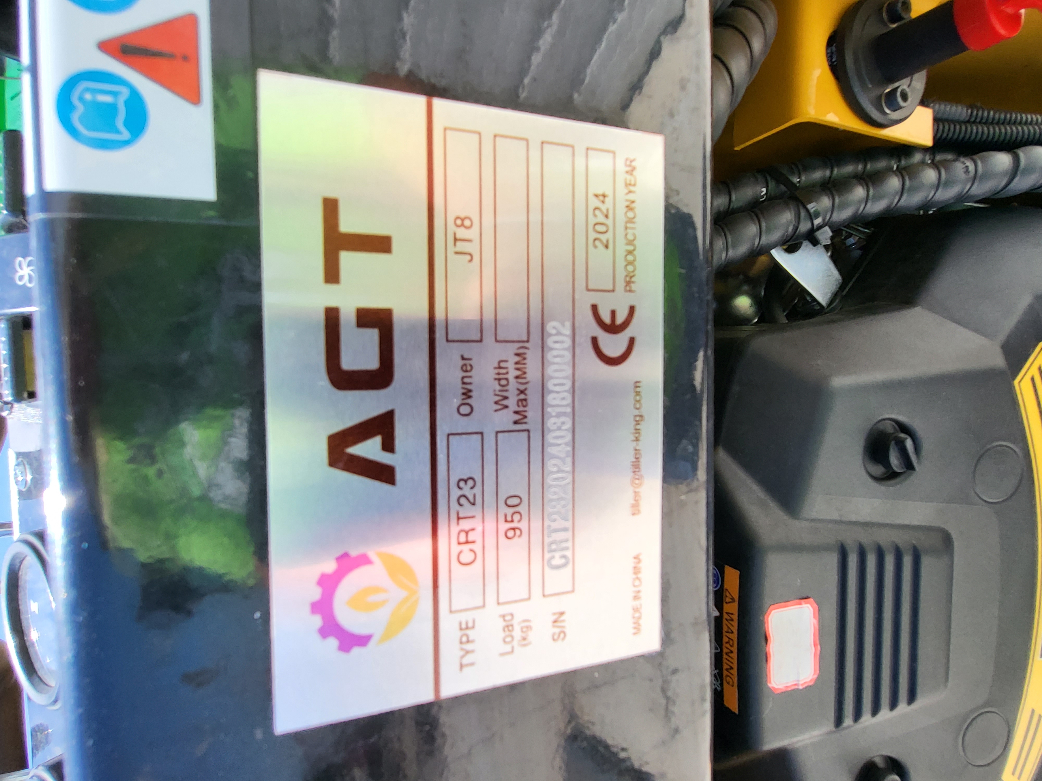 AGT CRT23 data plate: 950 kg load rating, 2024 production year, serial number and CE mark