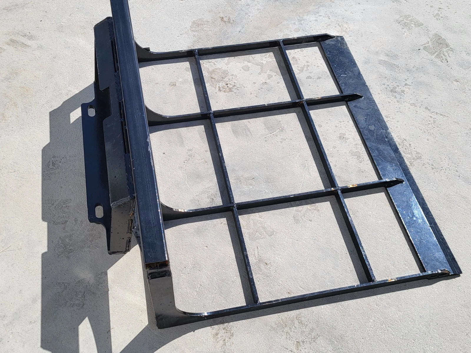 Land leveler grid frame from above, steel cross bars behind the quick-attach mount plate