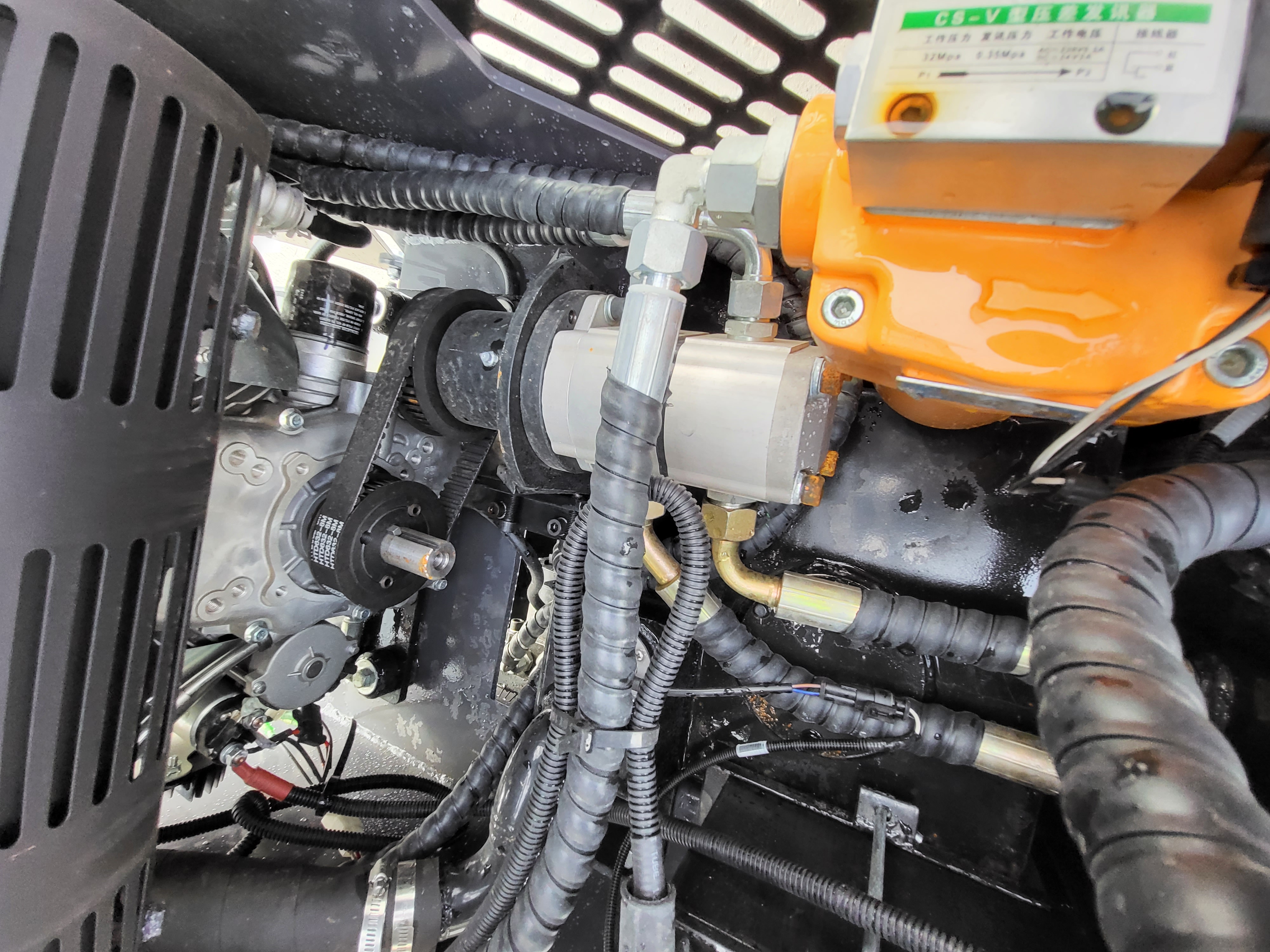 KRT23 belt-driven hydraulic gear pump in orange, with steel lines, oil filter and braided hoses