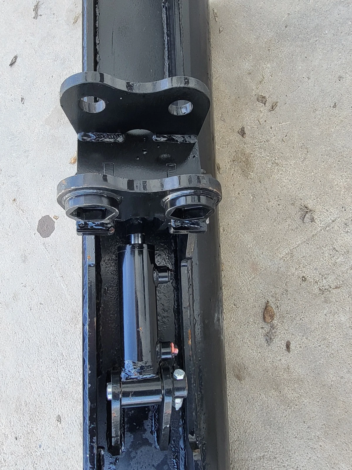 Twin-pin mounting bracket and hydraulic tilt cylinder on the back of the 40-inch tilt bucket