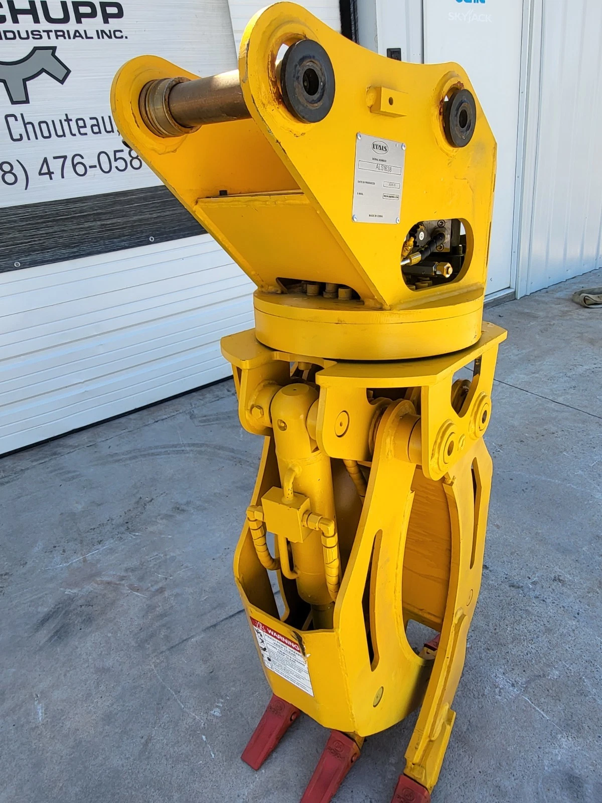 Yellow ALS1638 rotating grapple standing jaws-open, LYALS serial plate on the head, red tooth tips
