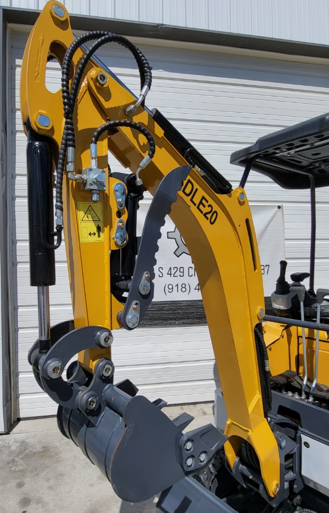SDLE20 mini excavator boom and arm folded in, serrated hydraulic thumb against the arm above the toothed bucket