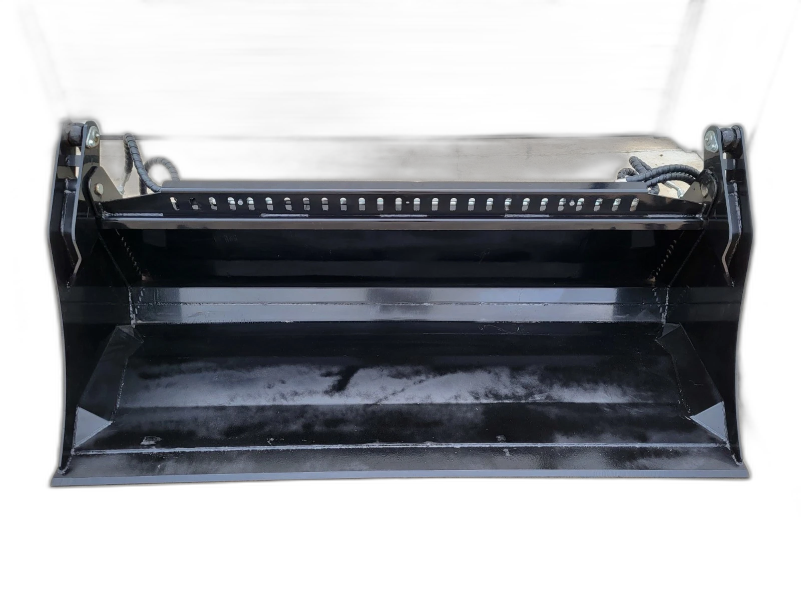 GIYI 72-inch 4-in-1 bucket, clam jaw open above the slotted top rail and full-width cutting edge
