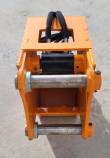Wolverine attachment head from above: two mounting pins, hydraulic cylinder and sleeved hoses