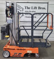 JLG 12SP lift, mast side: electric-hydraulic power unit and fluid reservoir on the aluminum mast, platform cage