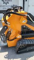 QB-480 mini skid steer hydraulic hose routing and cylinder linkage above the rubber track