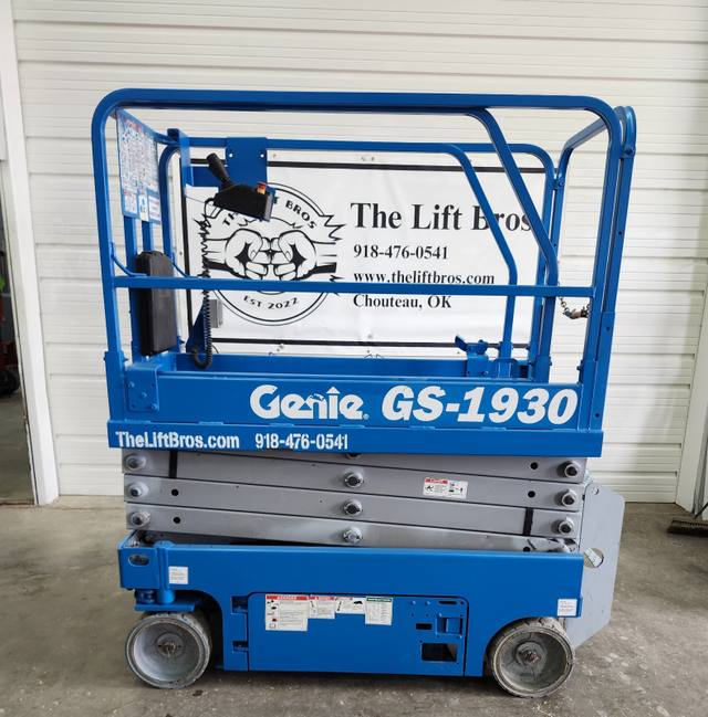 Genie GS-1930 scissor lift, platform lowered, front view