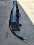 3-point hitch adapter from the side: top link bracket, lower lift pins, step plate and hose quick couplers