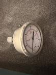 Pressure gauge with 0–250 bar and 0–3500 psi scale, EN 837, on gray foam