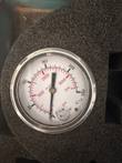 Pressure gauge face with 0–250 bar and 0–3500 psi scale, EN 837, set in black foam