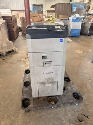 Glory coin recycler from the front, standing on a plastic pallet