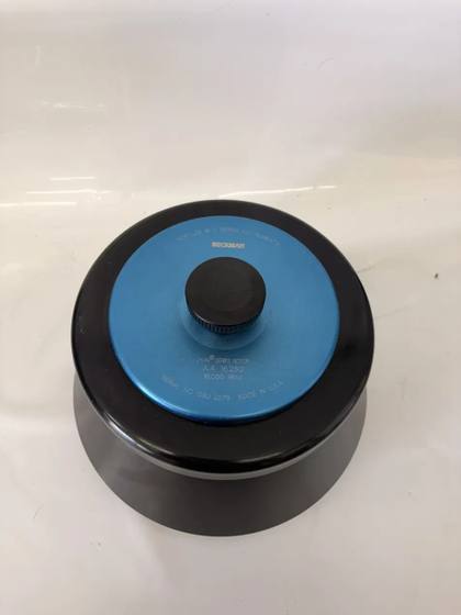 Beckman J-Lite JLA 16.250 rotor from above, blue lid with black knob on black body
