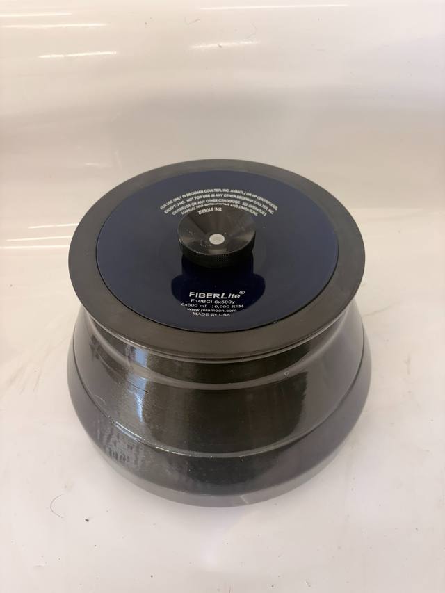 FiberLite F10BCI-6x500y rotor with lid and black knob on the blue top, side view, 6x500 mL 10,000 RPM